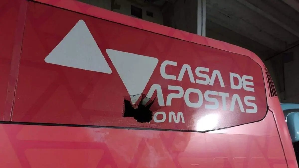 انفجار بمب در اتوبوس تیم‌ فوتبال باهیای برزیل + عکس