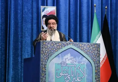 خطبه های نماز جمعه با فرزند در آغوش + تصاویر