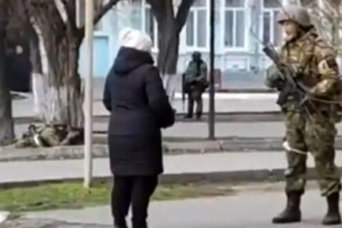 سخنان جسورانه و جنجالی یک زن اوکراینی خطاب به سرباز روس + فیلم