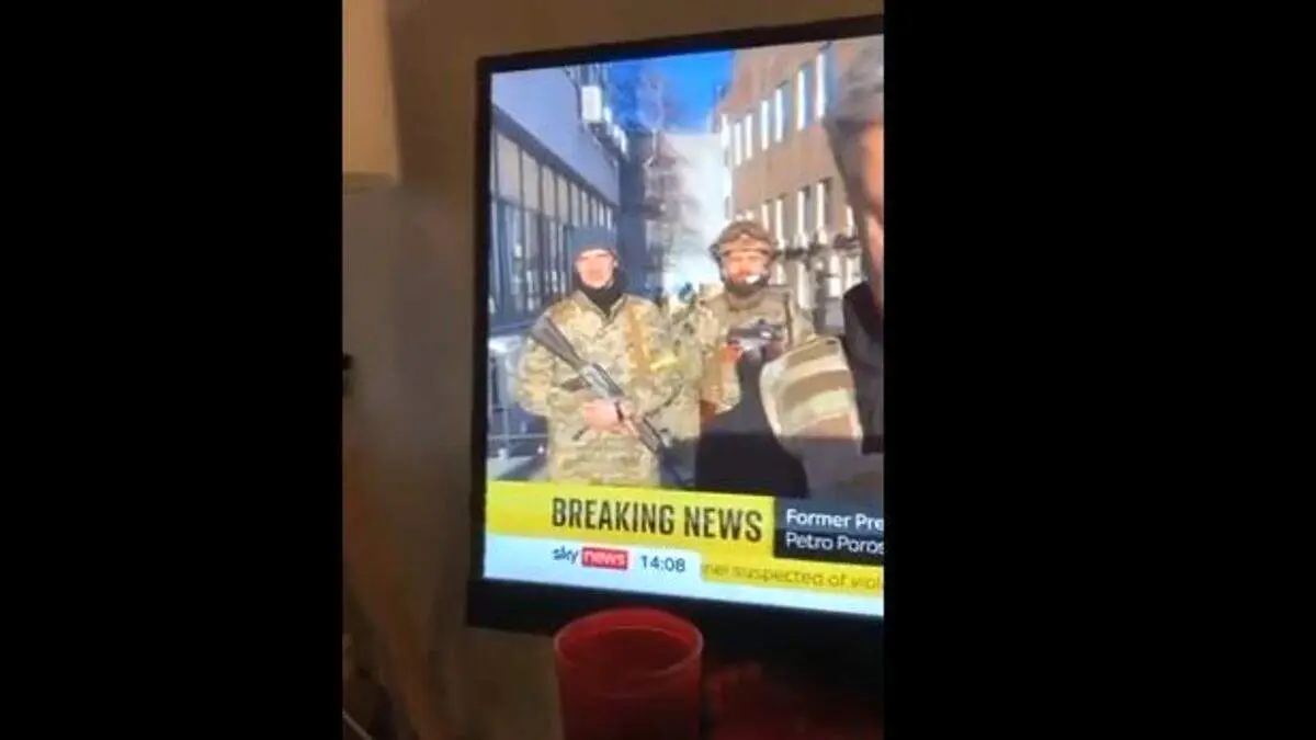 افتادن خشاب اسلحه سرباز اوکراینی در گزارش زنده + فیلم