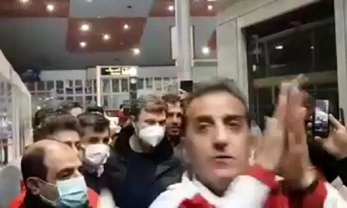 استقبال پرشور هواداران تراکتور از سرمربی جدید در فرودگاه + فیلم