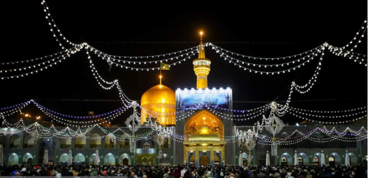 آذین‌بندی و چراغانی حرم مطهر رضوی به مناسبت مبعث رسول اکرم(ص)
