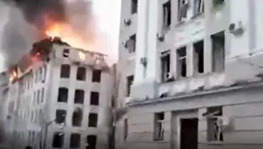 لحظه اصابت موشک به اداره پلیس ملی در خارکیف+فیلم