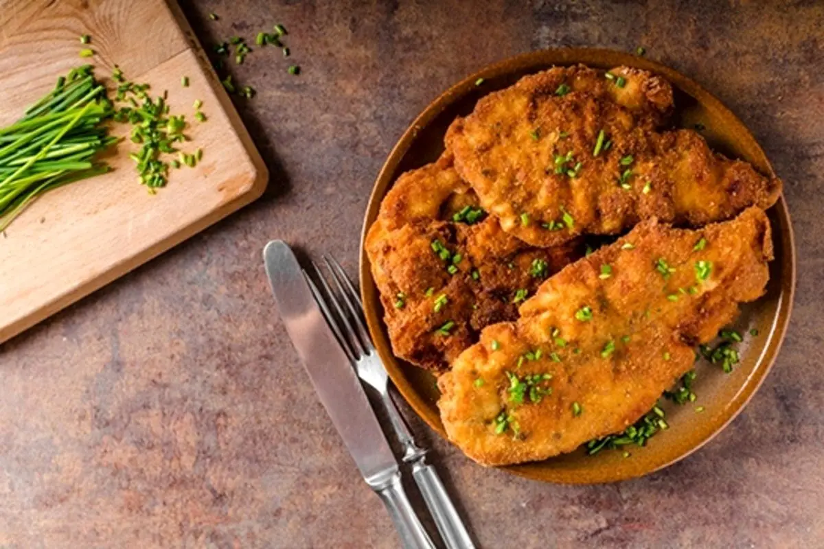طرز تهیه شنیسل مرغ؛ طعمی که زیر دندان میماند