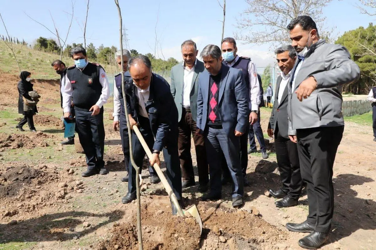 کاشت نهال به یاد شهدای آتشنشان در بوستان جنگلی سرخه‌حصار