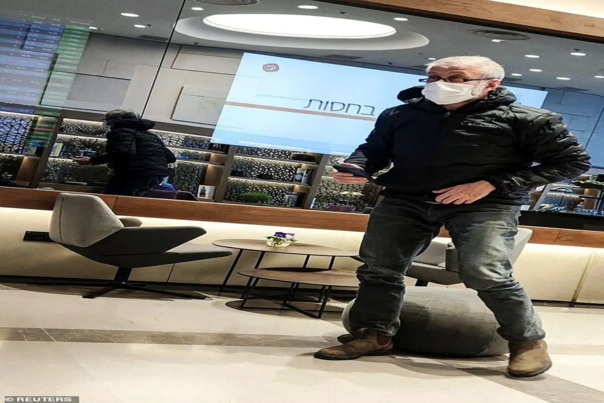 عکسی از آبراموویچ درمانده در فرودگاه اسرائیل