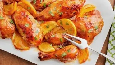  طرز تهیه‌ی مرغ پرتقالی مجلسی؛ روش‌های گرفتن بوی زهم مرغ