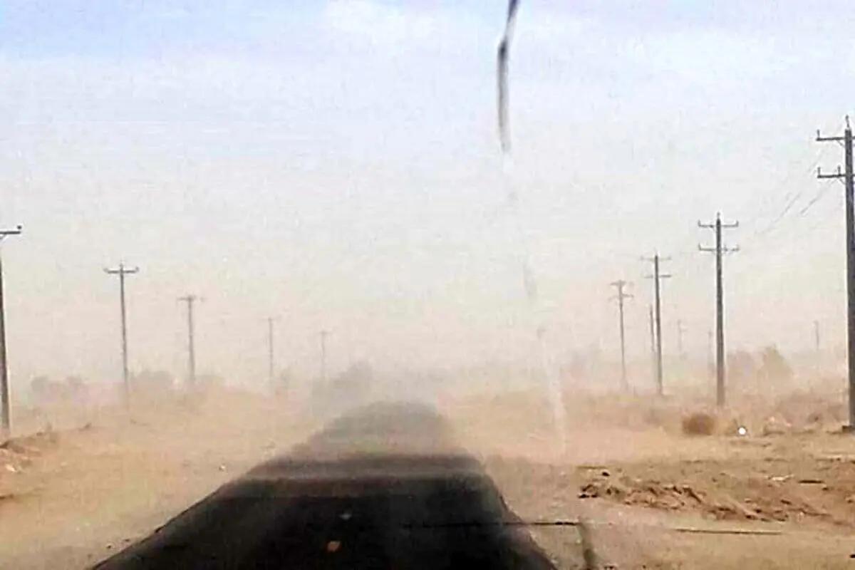 طوفان شن محور بم - کرمان را مسدود کرد/شعاع دید کمتر از ۵ متر
