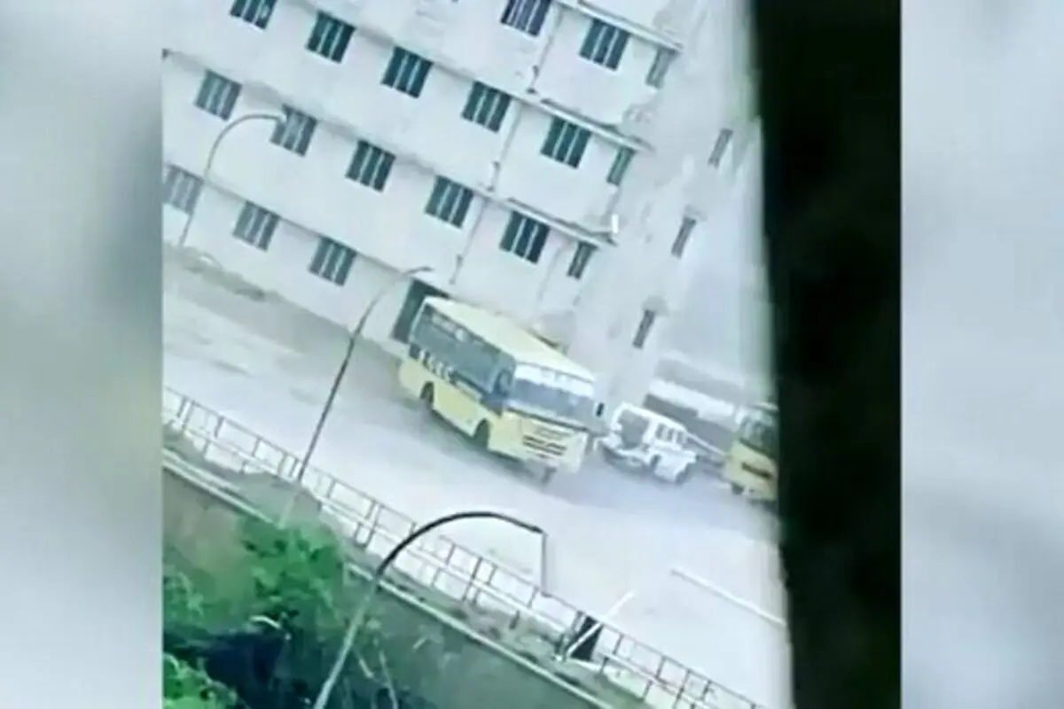 طوفان شدید که باعث چپ کردن اتوبوس شد + فیلم