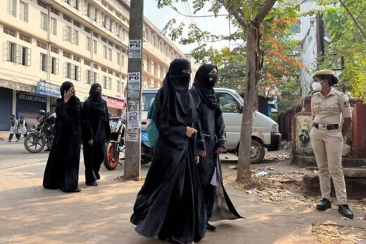 واکنش ها به حکم جنجالی حجاب در هند + فیلم
