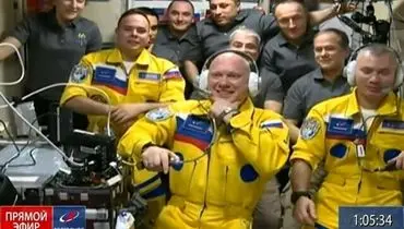 فضانوردان روس لباسی به رنگ پرچم اوکراین به تن کردند!