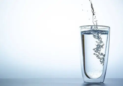 آب گرم یا آب سرد؟ کدام یک برای سلامتی بهتر است؟
