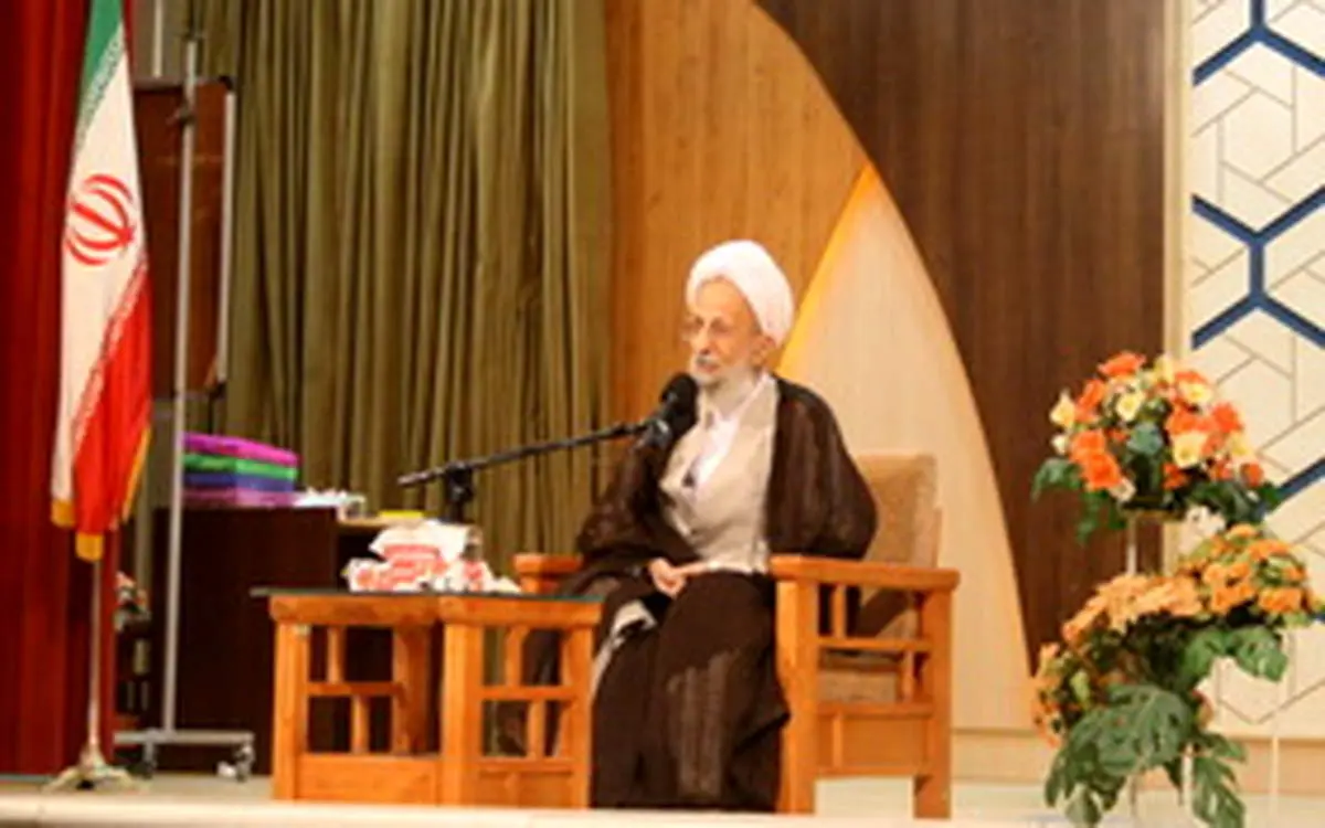 آیت­‌الله مصباح یزدی: از رهبر معظم انقلاب خجالت می­کشم