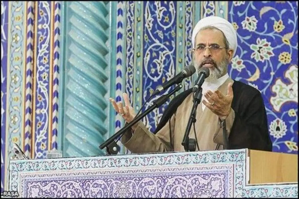 واکنش تند خطیب جمعه قم به «اتفاق شبانه و مفتضحانه‌» : هتک حرمت به امام(ره) کار رذیلانه و پستی بود/ قم قهرمان ساکت نمی نشیند