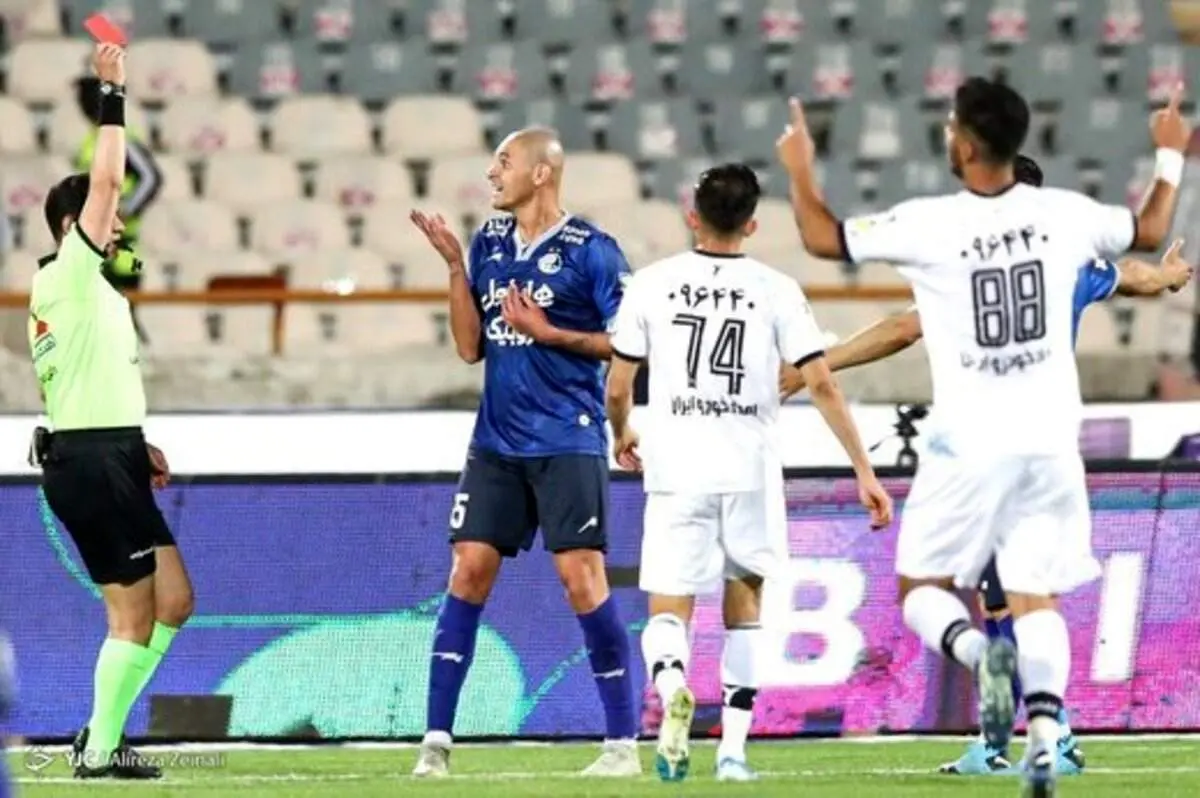 واکنش عصبی همسر مدافع استقلال به داور + عکس