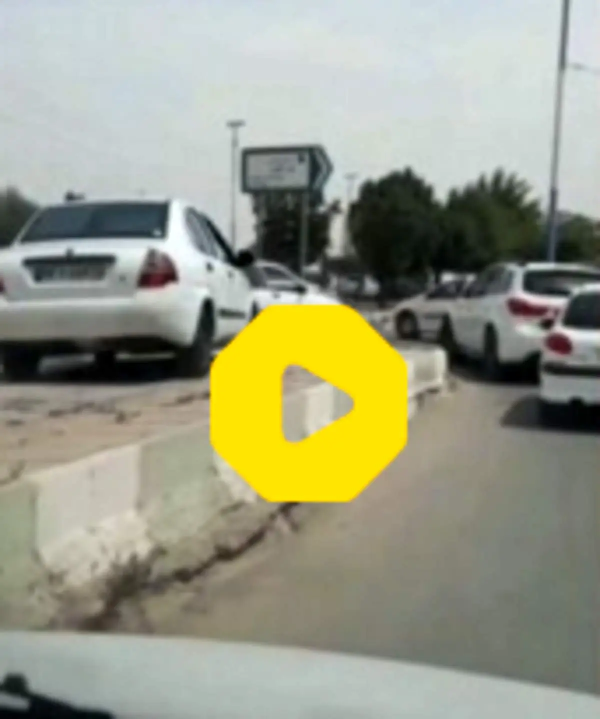 تردد عجیب خودروها از روی جدول در اهواز+ فیلم