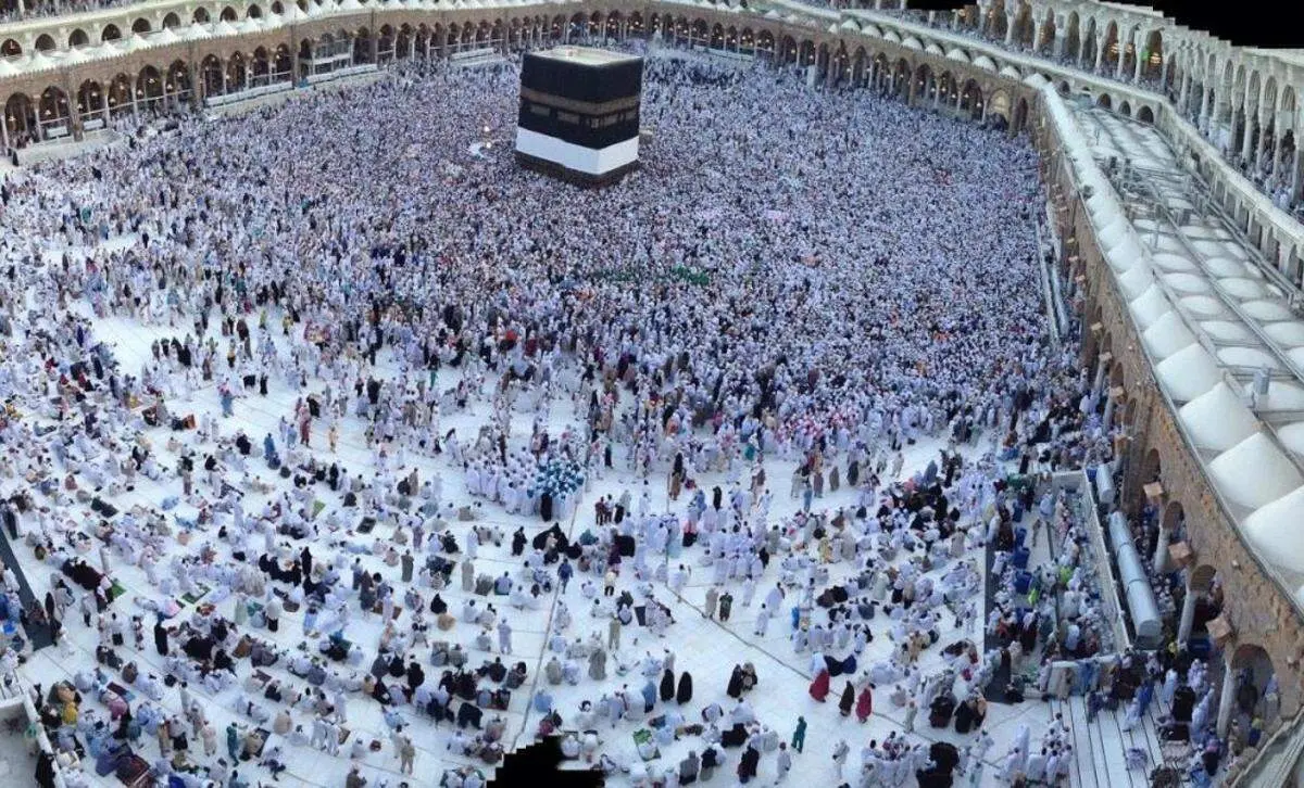 کتک‌کاری عجیب زائران در خانه خدا! + فیلم