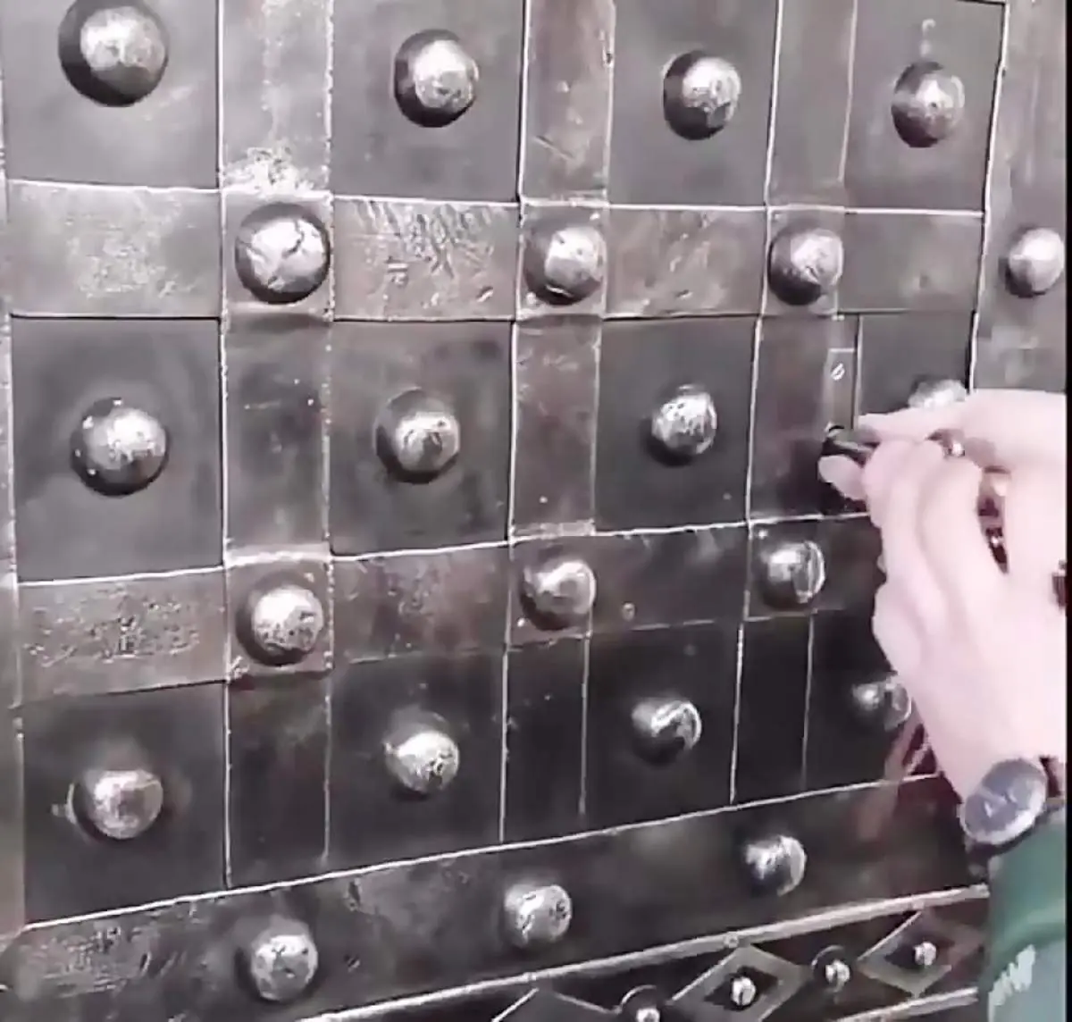 باز کردن گاوصندوق ساخته شده در قرن نوزده در فرانسه + فیلم