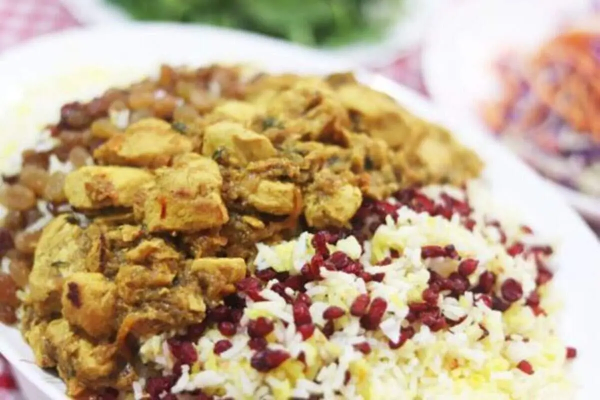 طرز تهیه‌ی زرشک‌پلو دمی با مرغ و کرفس؛ پلوی شیک و مجلسی