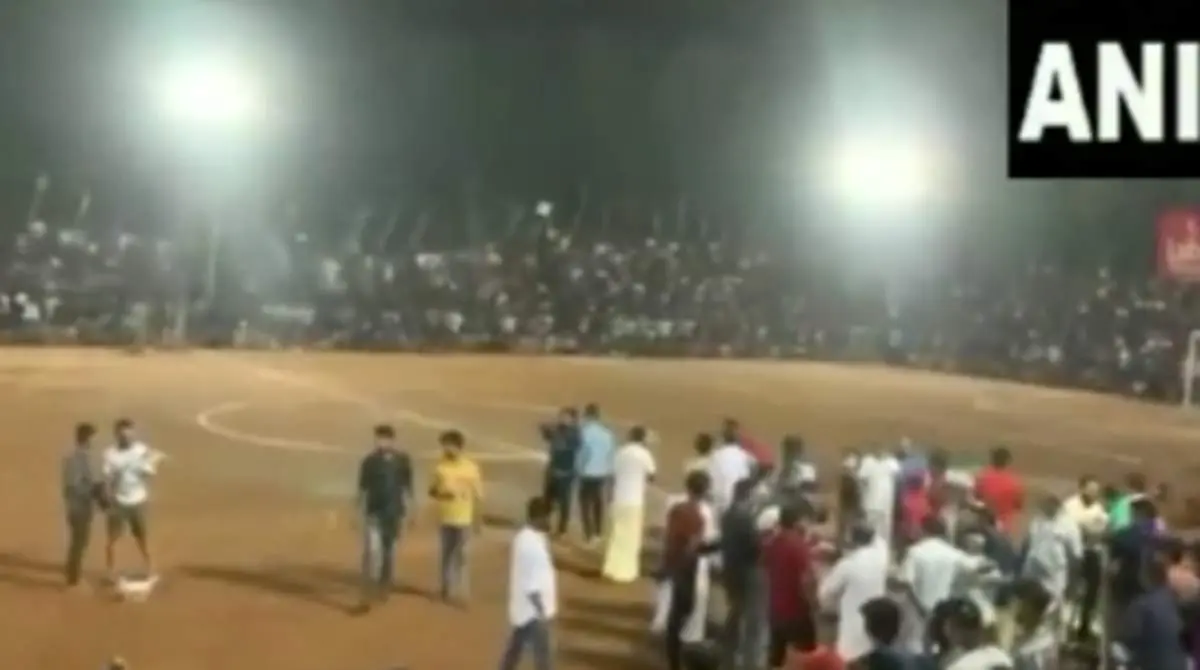 لحظه فرو ریختن سکو‌های ورزشگاه در هند+ فیلم