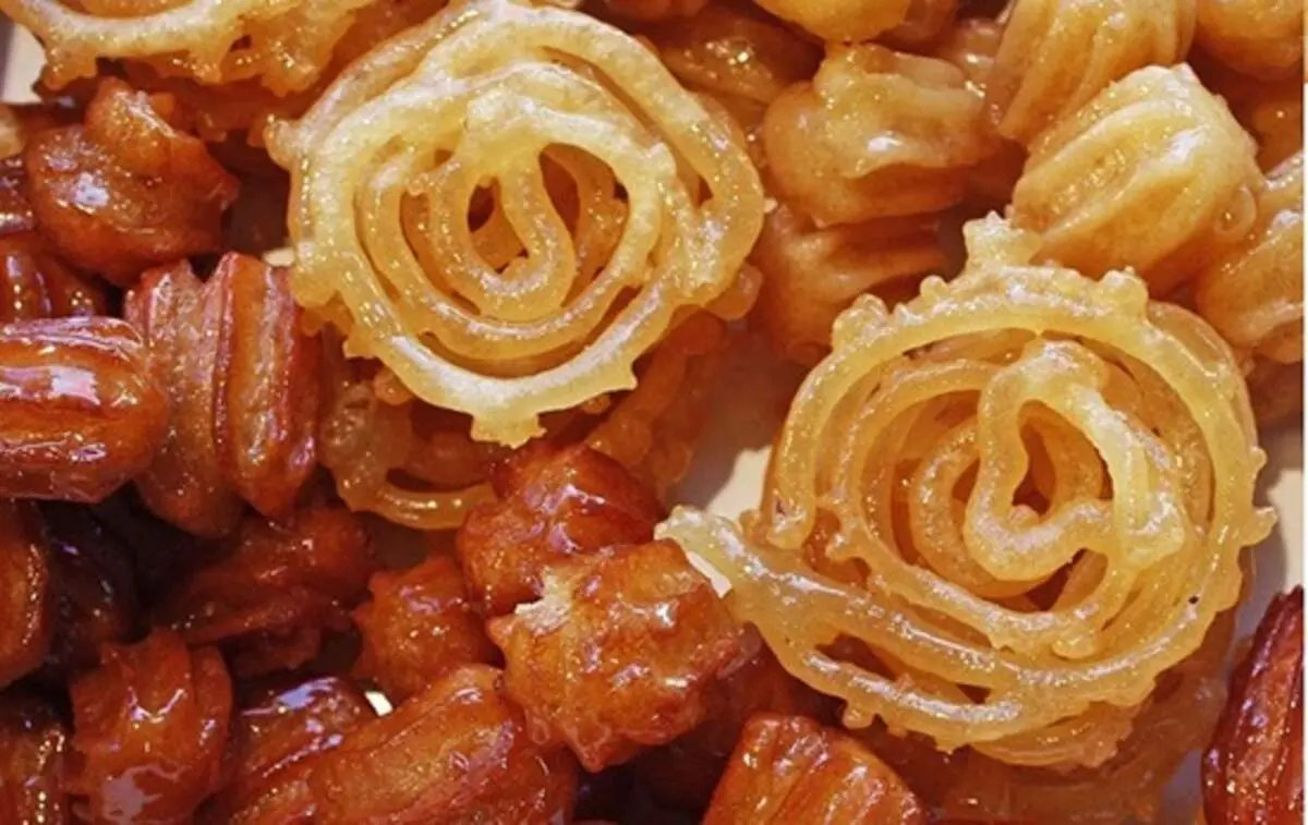  طرز تهیه‌ی زولبیا و بامیه؛ قنادی را به خانه ببرید