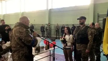 جشن عقد دو نظامی اوکراینی در میان همرزمان + فیلم