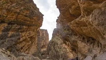 لحظه سقوط هولناک یک گردشگر از کوه + فیلم