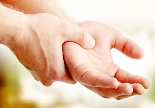 چرا با کهولت سن کمرمان خم می‌شود؟