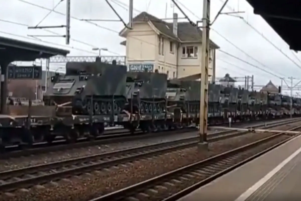 قطاری از تجهیزات نظامی غربی در حال حرکت به سمت مرزهای اوکراین+ فیلم