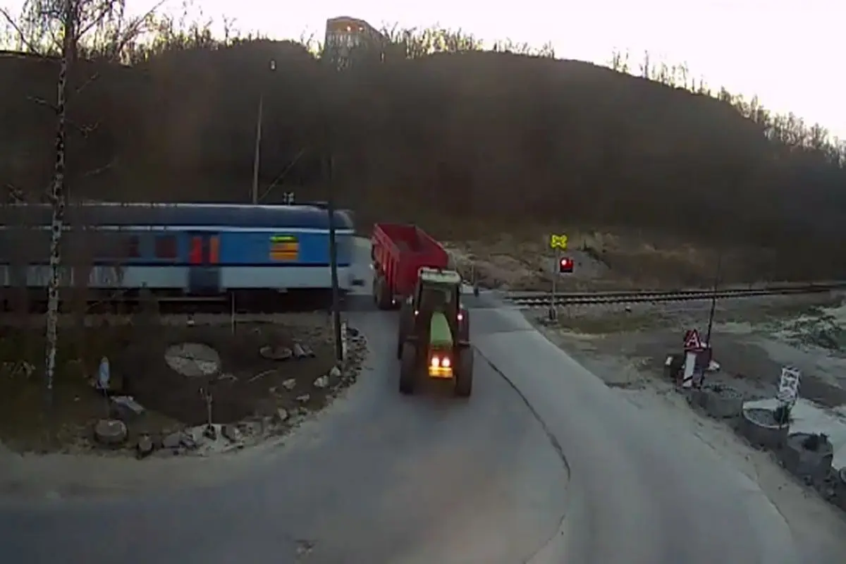تصادف قطار با تراکتور در جمهوری چک + فیلم