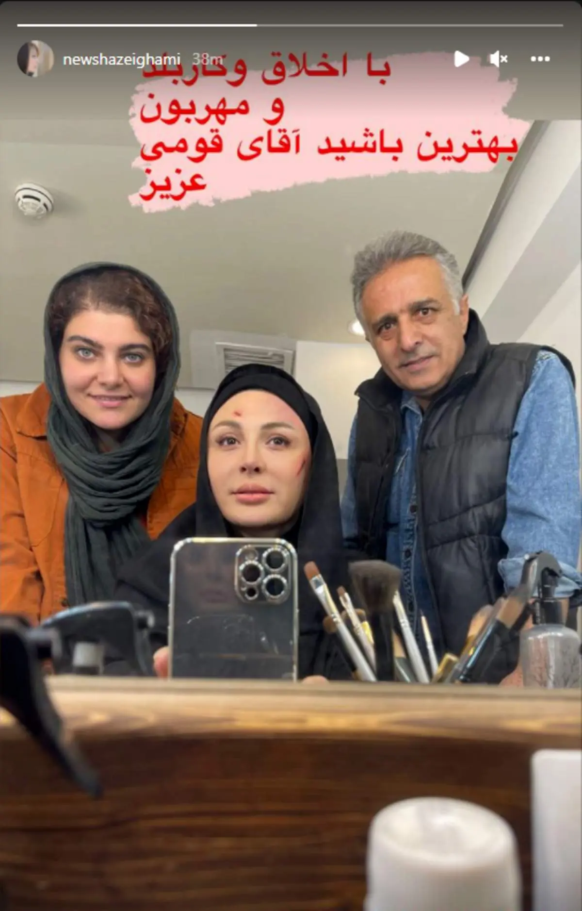 نیوشا ضیغمی به همراه بادیگاردهایش / تیپ جنجالی نیوشا در حضور بادیگاردهایش