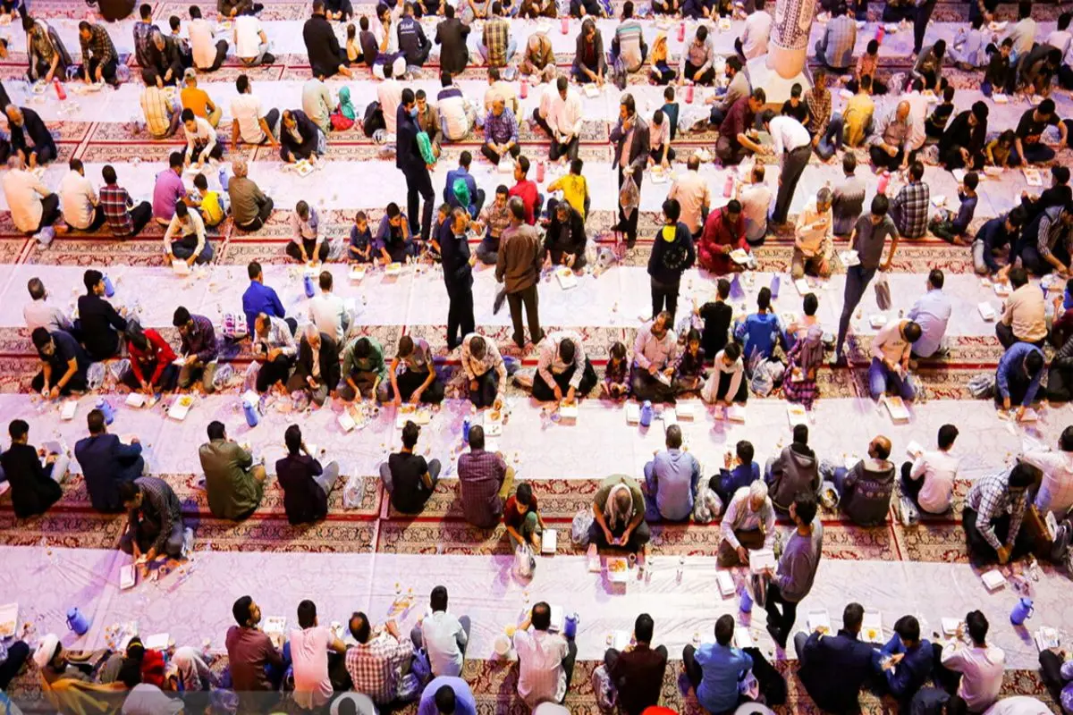 سفره افطاری کریمه اهل بیت(س) در شب میلاد کریم اهل بیت(ع)