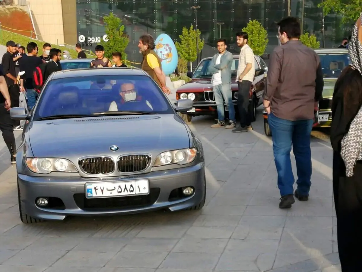 گردهمایی خودروهای کلاسیک در گذر فرهنگ | عکس‌ یادگاری شهروندان با ماشین‌های لوکس و قدیمی +تصاویر