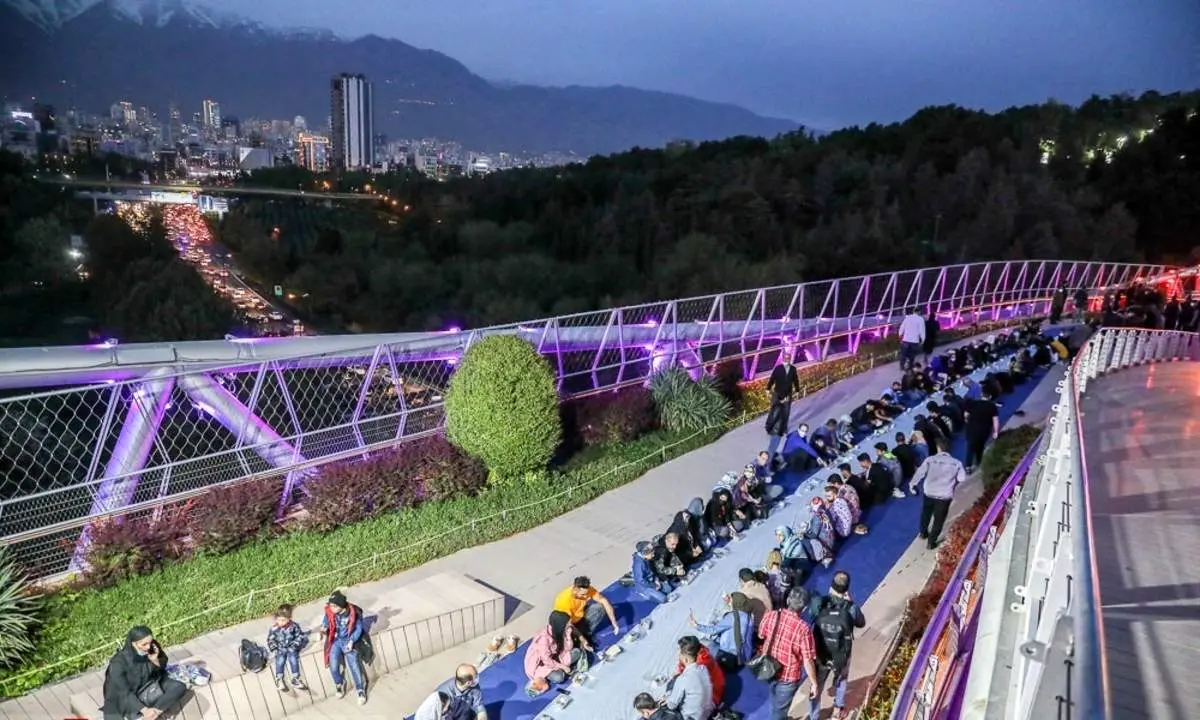 افطاری ساده روی پل طبیعت