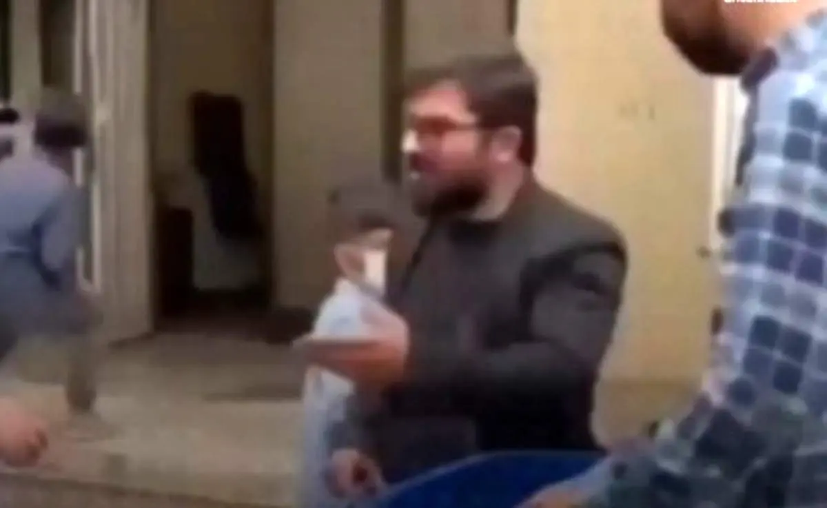 تشویق دانش‌آموزان به کوتاه کردن مو به سبک ناظم لرستانی + فیلم