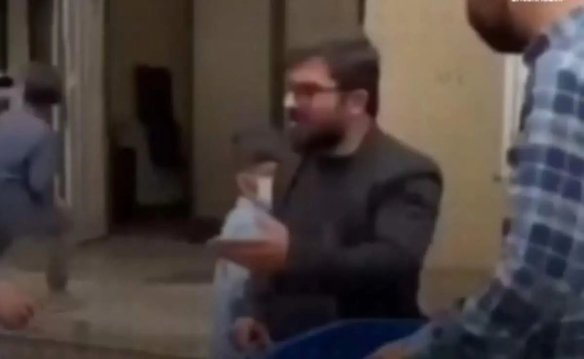 تشویق دانش‌آموزان به کوتاه کردن مو به سبک ناظم لرستانی + فیلم