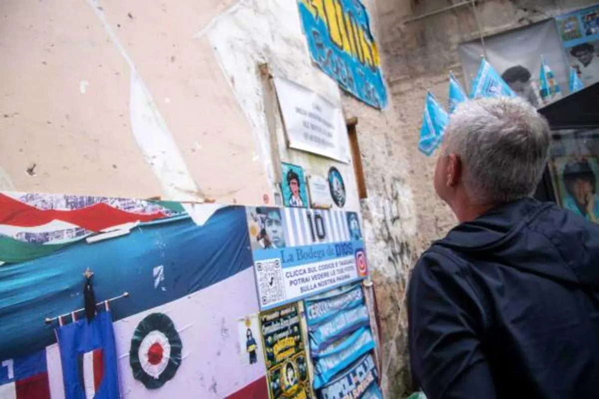 ادای احترام مورینیو به دیگو مارادونا در شهر ناپل + فیلم