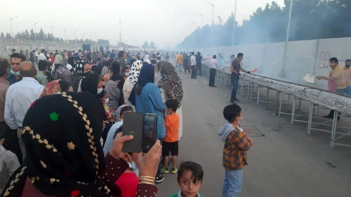 کباب کوبیده ۱۷۰ متری در سیرجان طبخ و بین نیازمندان توزیع شد + عکس