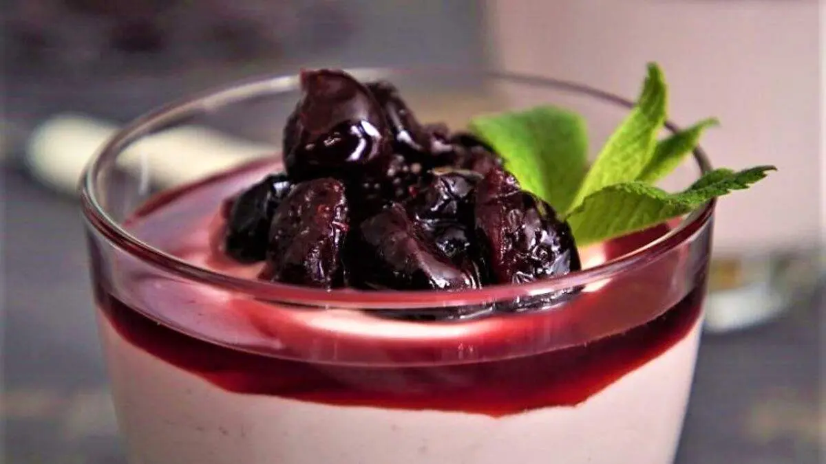 پوره ماست و گیلاس و نعناع