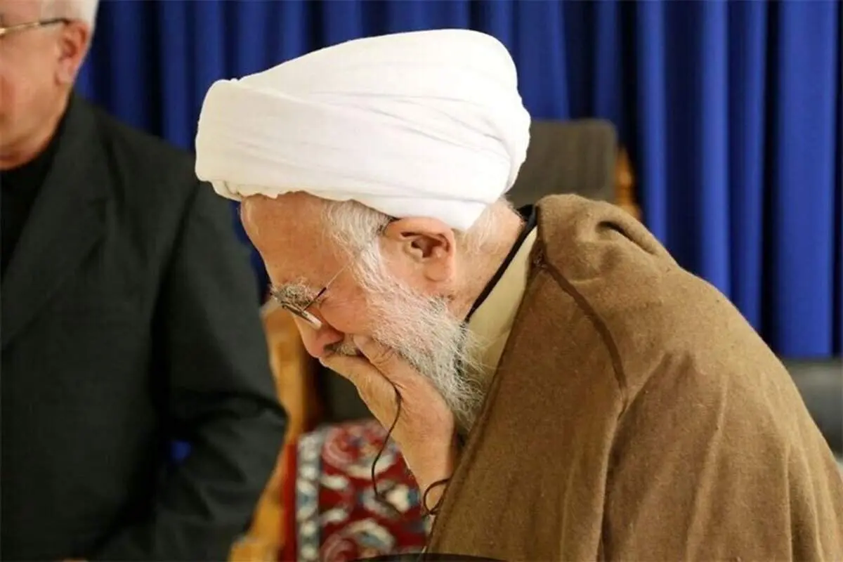 روضه خوانی آیت الله جوادی آملی در کنار مزار همسرش + فیلم