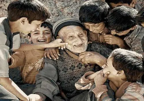 آشنایی با پیرمرد نابینایی کرد که به راحتی خیاطی می کند+ فیلم