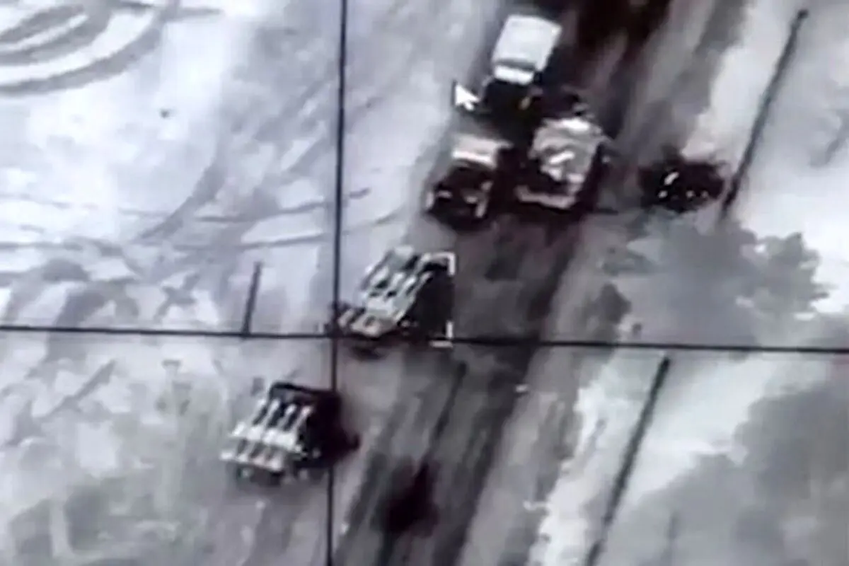 لحظه پرتاب بمب توسط پهپاد اوکراینی دقیقا در دریچه خودروی روسی! + فیلم