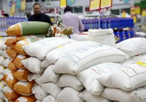  تشکیل صف های طولانی در این کشور برای خرید برنج دولتی 
