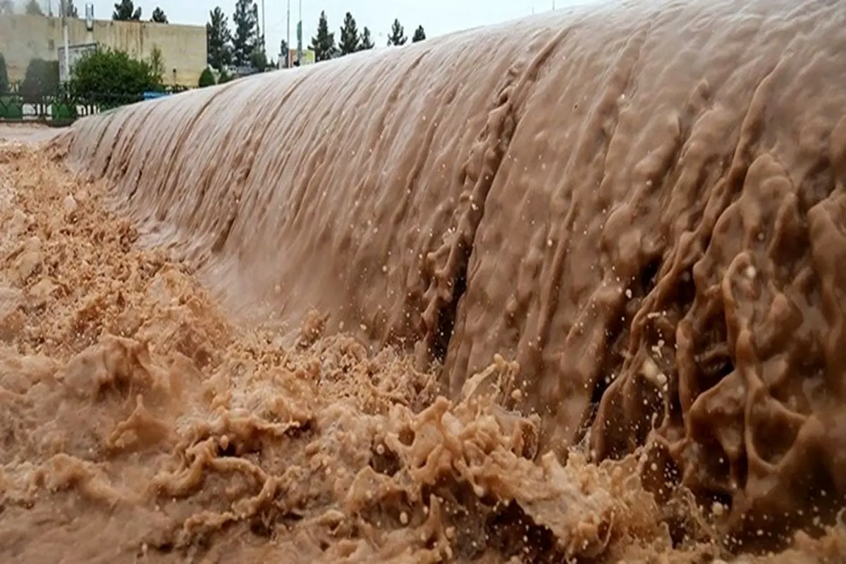 بارش باران بی‌سابقه‌ای در یزد کویری/ شرایط یزد همچنان بحرانی است + فیلم