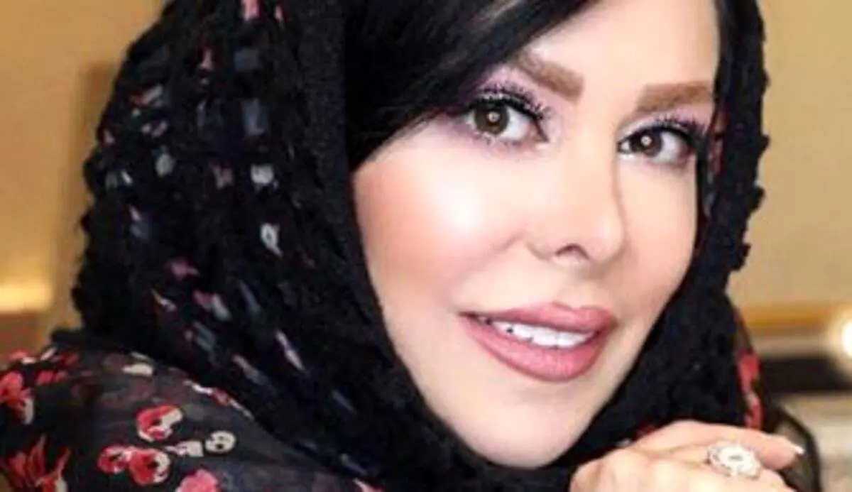 فلور نظری به تماشای فوتبال سردار آزمون نشست / عکس بی حجاب فلور نظری در کنار سردار در یک قاب