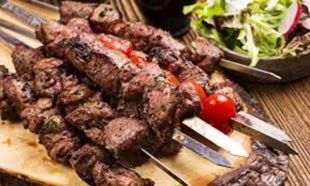 کباب چنجه با سس سیر، یکی از پرطرفدارترین کباب‌ها