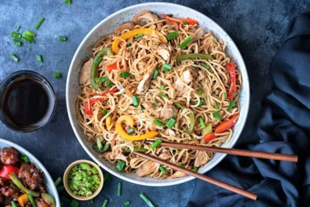 طرز تهیه نودل سبزیجات یک غذای چینی خوشمزه