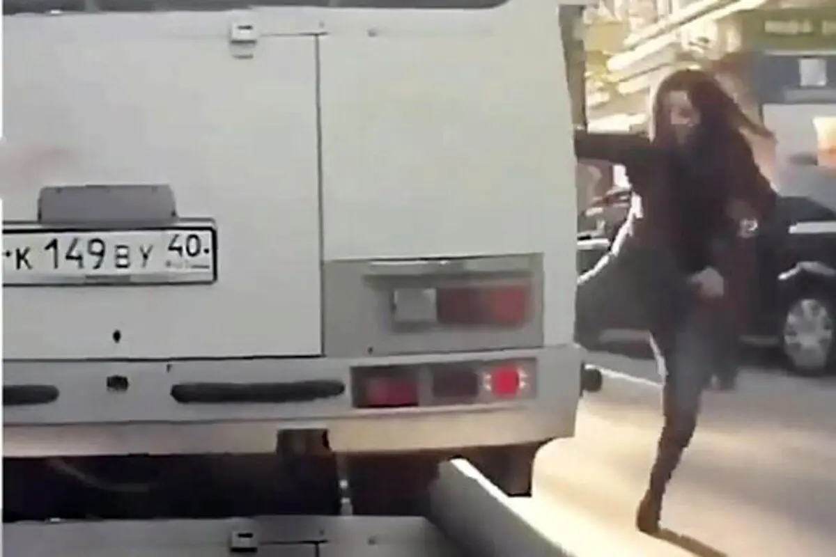 لحظه گیر وحشتناک کردن یک زن ببین درهای اتوبوس + فیلم