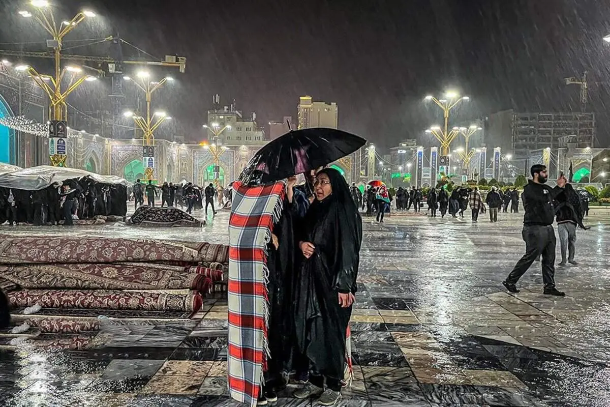 قاب‌هایی جالب و تاثیرگذار از مراسم احیای شب قدر در حرم رضوی