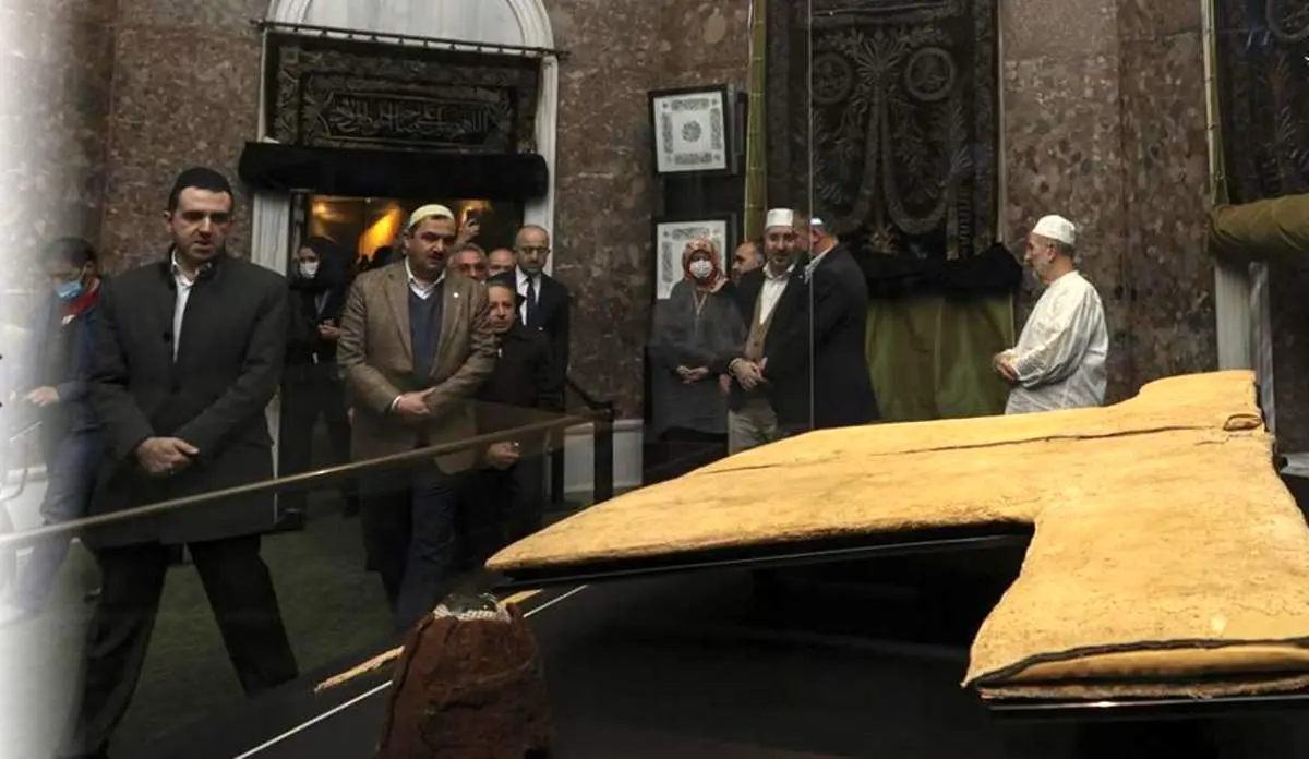 خرقه منتسب به پیامبر(ص) به نمایش گذاشته شد